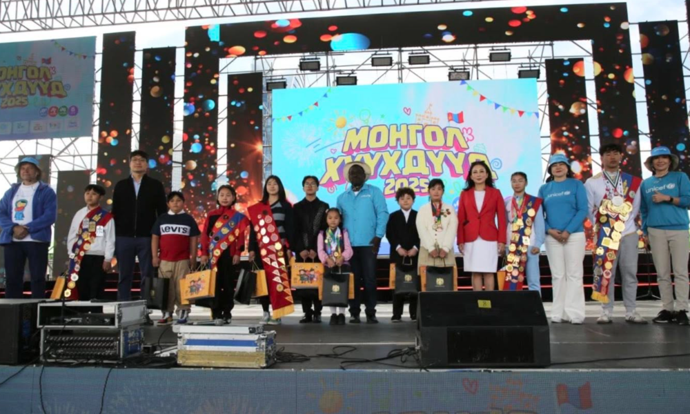 🤗 Хүүхдийн баярыг тохиолдуулан зохион байгуулсан “Монгол хүүхдүүд-2025” баярын нэгдсэн арга хэмжээний үеэр улсынхаа нэрийг өндөрт өргөж, ОУ-ын тэмцээн, уралдаанд амжилт үзүүлсэн хүүхдүүдэд ХГБХХЕГ-ын дарга Б.Баярсайхан болон бусад албаны хүмүүс баяр хүргэж, бэлэг гардууллаа. 
🤗 Шилдэг хүүхдүүддээ болон гэр бүлд нь халуун баяр хүргэе. Эрүүл энх, амжилтын дээдийг хүсэн ерөөе. 👏🏻👏🏻👏🏻
#ХүүхэдХайрИрээдүй ❤️