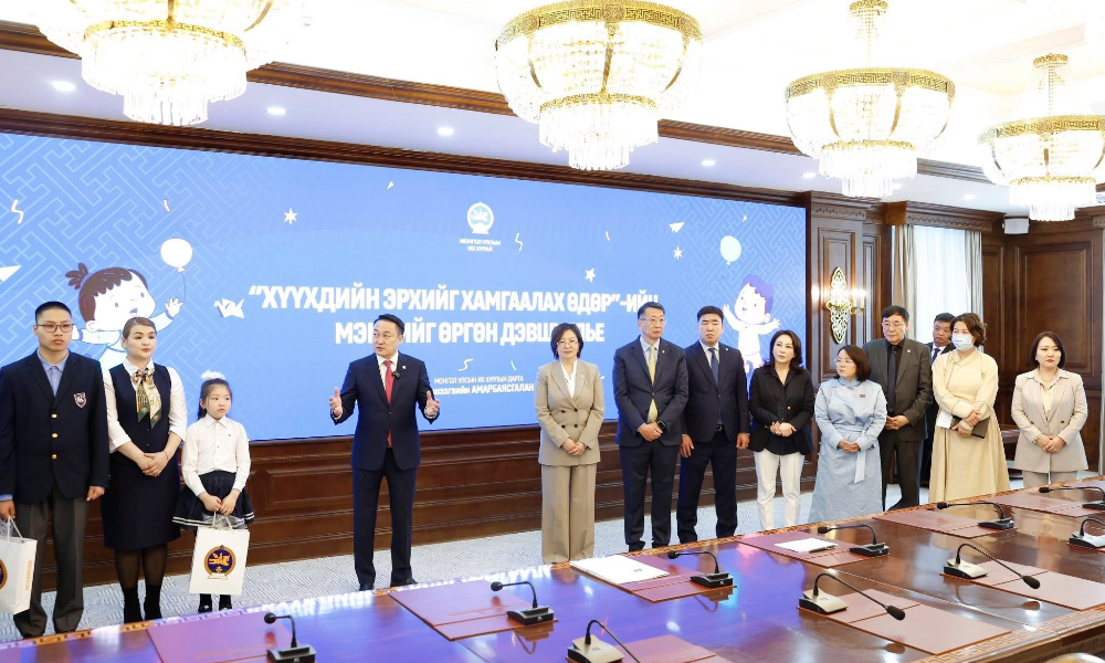 Олон улсын хүүхдийн эрхийг хамгаалах өдрийг тохиолдуулан өнөөдөр УИХ-ын дарга Д.Амарбаясгалан, УИХ дахь Нийгмийн бодлогын Байнгын хорооны дарга, гишүүд болон ГБХНХ-ын сайд Энх-Амгалан Лувсанцэрэн нарын хамт хүүхэд, багачуудыг хүлээн авч уулзан Төрийн ордон, чуулганы үйл ажиллагаатай танилцууллаа.
Хүүхдүүдийн зүгээс сургуулийн орчныг сайжруулах, “Үдийн хоол” хөтөлбөрийг ахлах, дунд ангиудад хэрэгжүүлэх, электрон тамхины хэрэглээг хязгаарлах, гудамж, зам талбайг аюулгүй болгох зэрэг чухал асуудлын талаар ярилцаж, хүүхдүүд маань санал, хүсэлтээ илэрхийлэв. 
Мөн Монгол улсад үйл ажиллагаа явуулж байнаа Олон улсын байгууллагуудын төлөөлтэй уулзаж УИХ-аас хүүхдийн хөгжил хамгааллын асуудалд хэрхэн анхаарч байгаа, судлаж бодовсруулж байгаа хуулийн төслүүдийн талаар ярилцаж санал солилцов. 