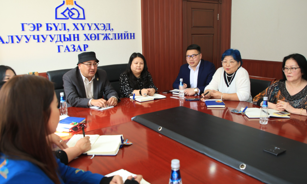 “ОЛОН УЛСЫН НИЙГМИЙН АЖИЛТНЫ ӨДӨР”-ИЙГ “ ТОХИОЛДУУЛАН УУЛЗАЛТ ХЭЛЭЛЦҮҮЛЭГ ЗОХИОН БАЙГУУЛЖ БАЙНА